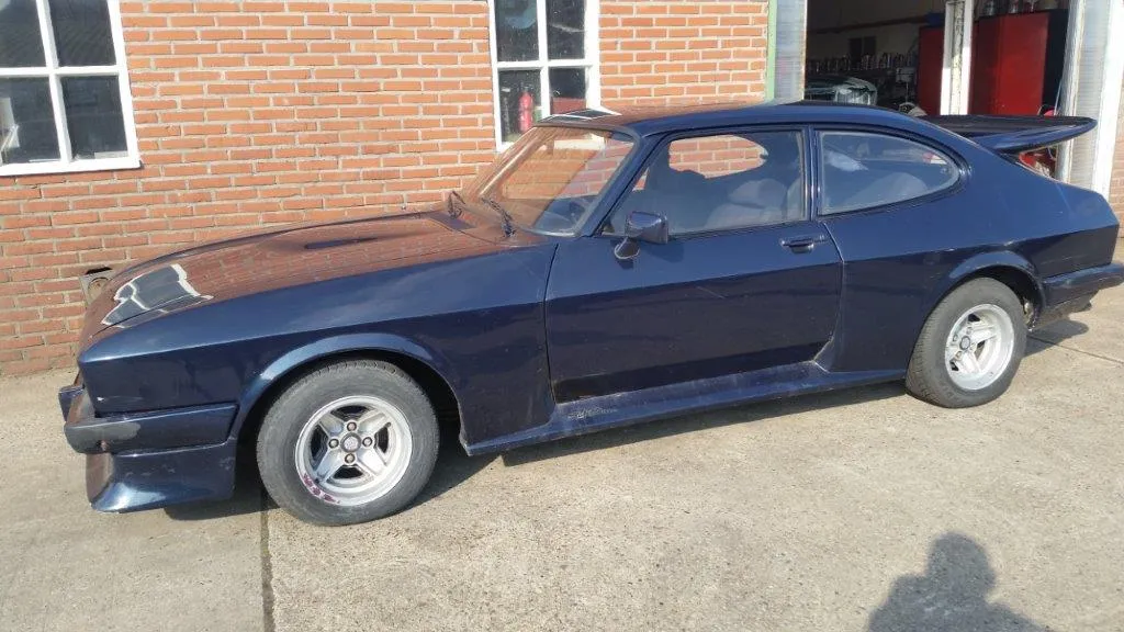 The Ford Capri 3.0 RS Special in dark blue, complete and standing outside the workshop before the restoration