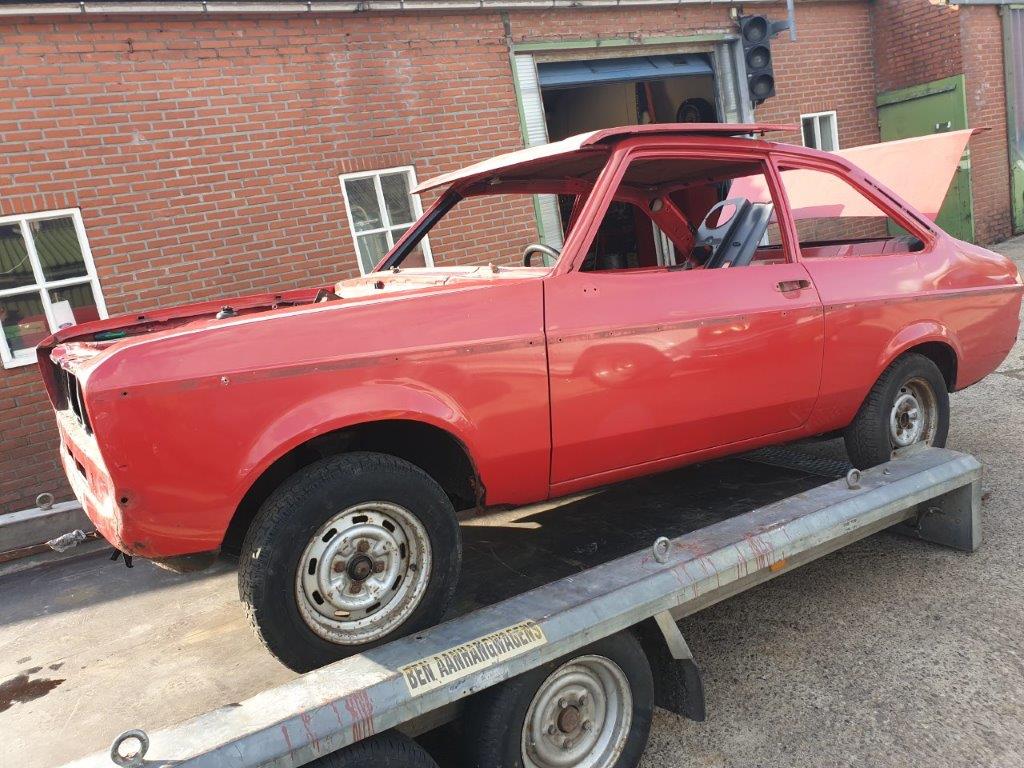 The red Ford Escort Mk2 on the trailer, front three-quarter view