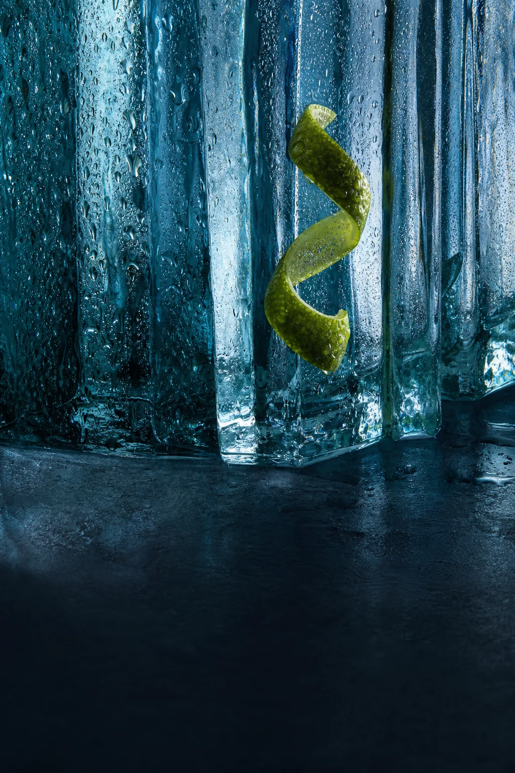 Cool glass, citrus and water in crisp light, evoking a fresh scent character