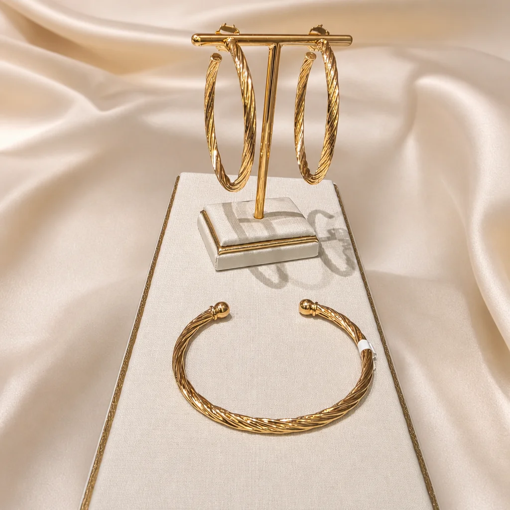 Argolas alongadas e bracelete com textura entrelaçada.
