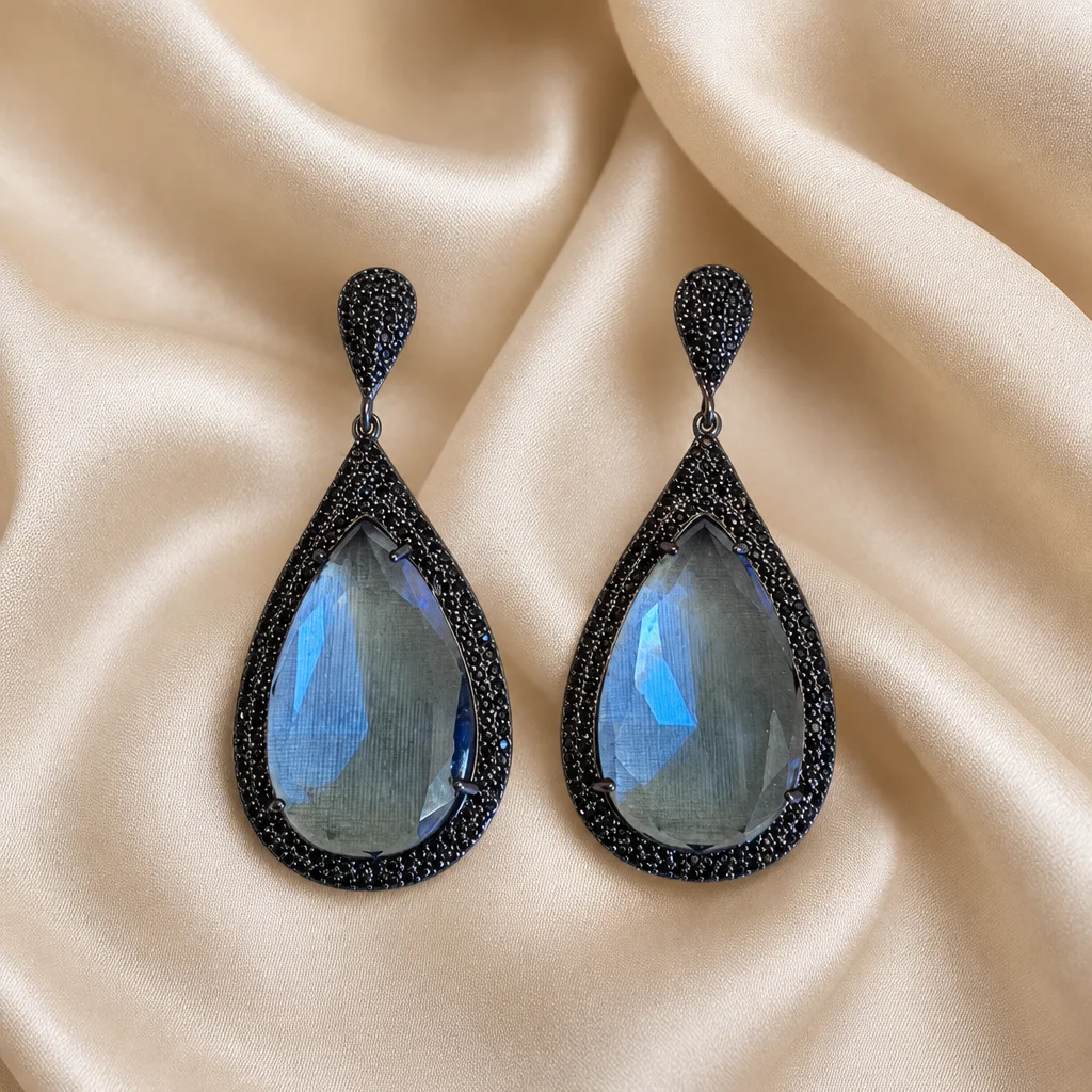 Grande gota azul clara emoldurada por pedrinhas negras cravejadas.