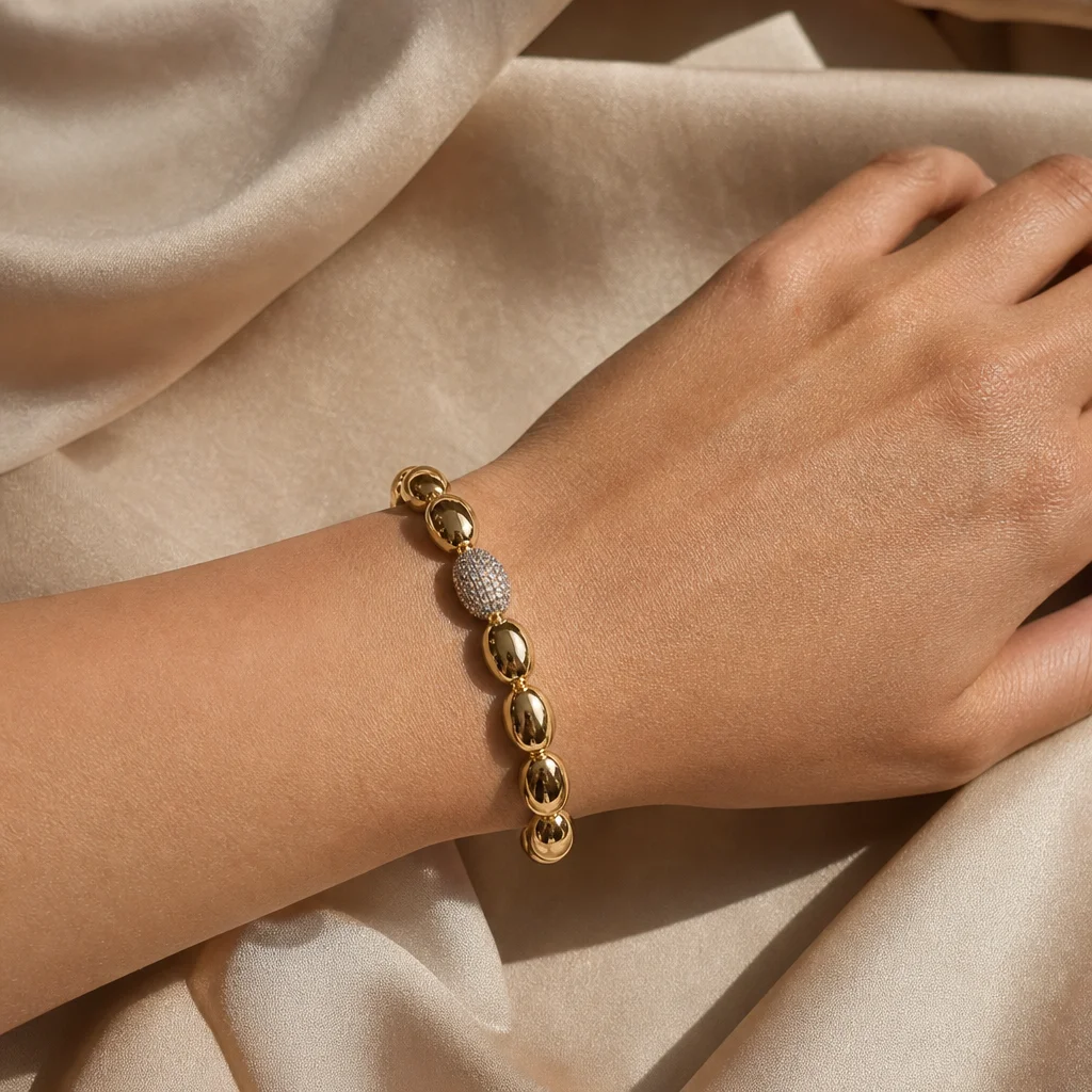 Pulseira Oval Dourada com Pavê em modelo — imagem ilustrativa criada com IA