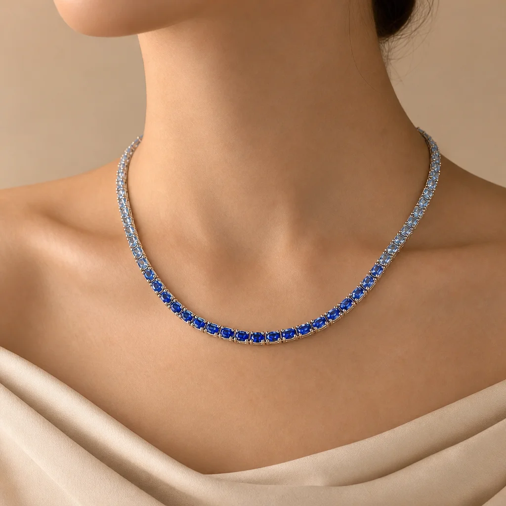 Colar Riviera Degradê Azul em modelo — imagem ilustrativa criada com IA