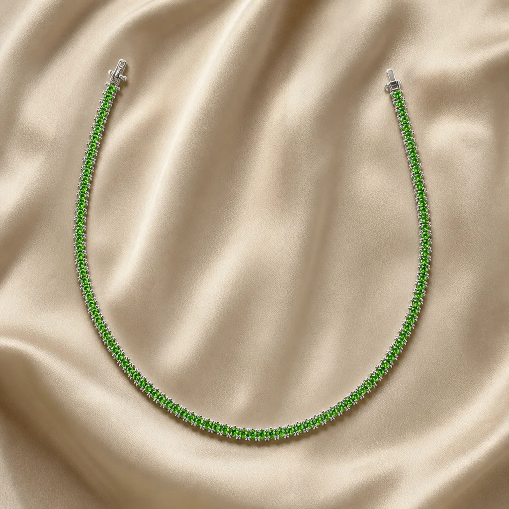 Riviera prateada com linha contínua de pedras redondas verdes.