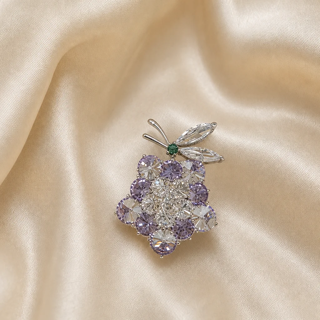 Flor prateada de pedras lilás e cristal, com folhas de cristal navete.