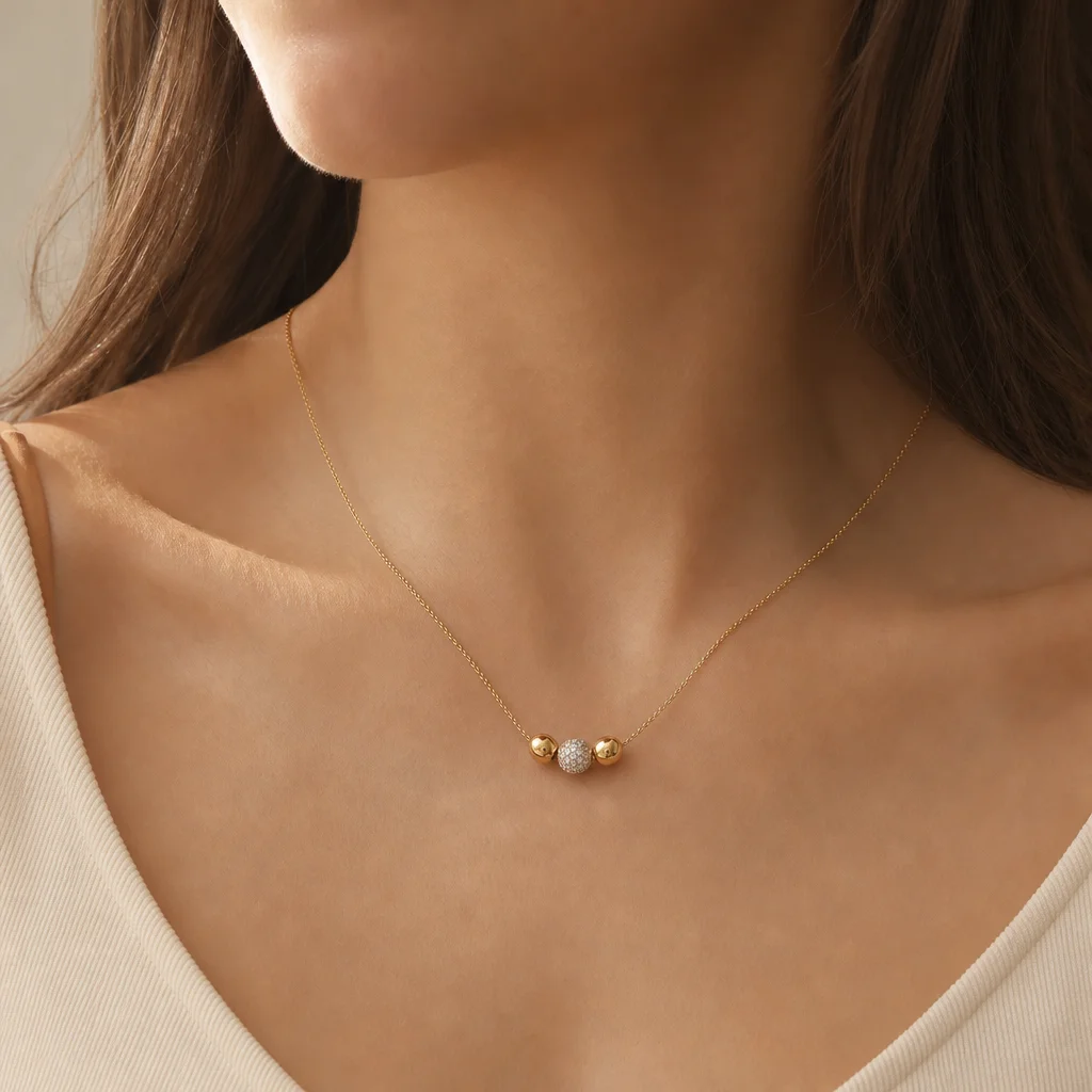 Colar Trio Pavê Dourado em modelo — imagem ilustrativa criada com IA