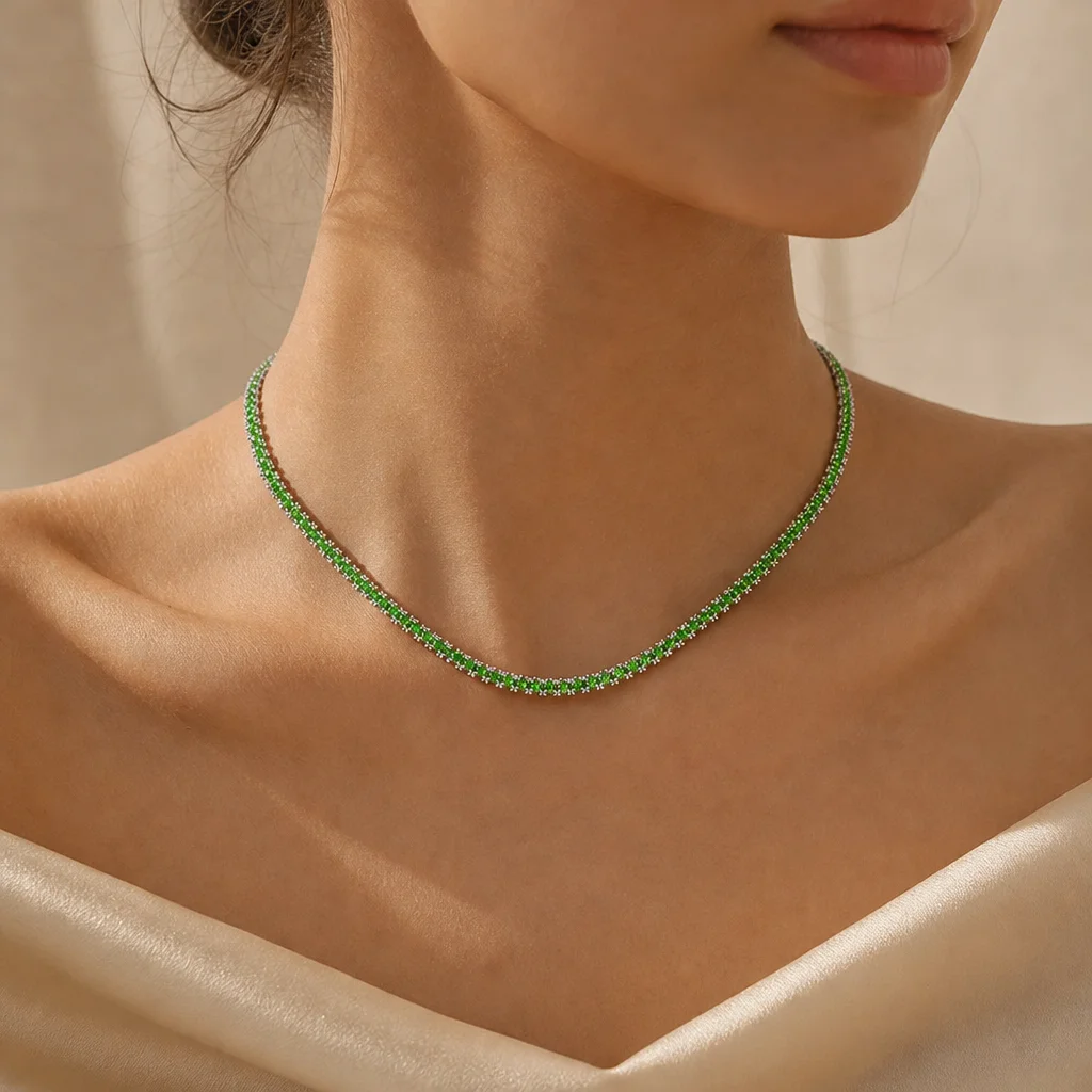 Colar Riviera Verde em modelo — imagem ilustrativa criada com IA
