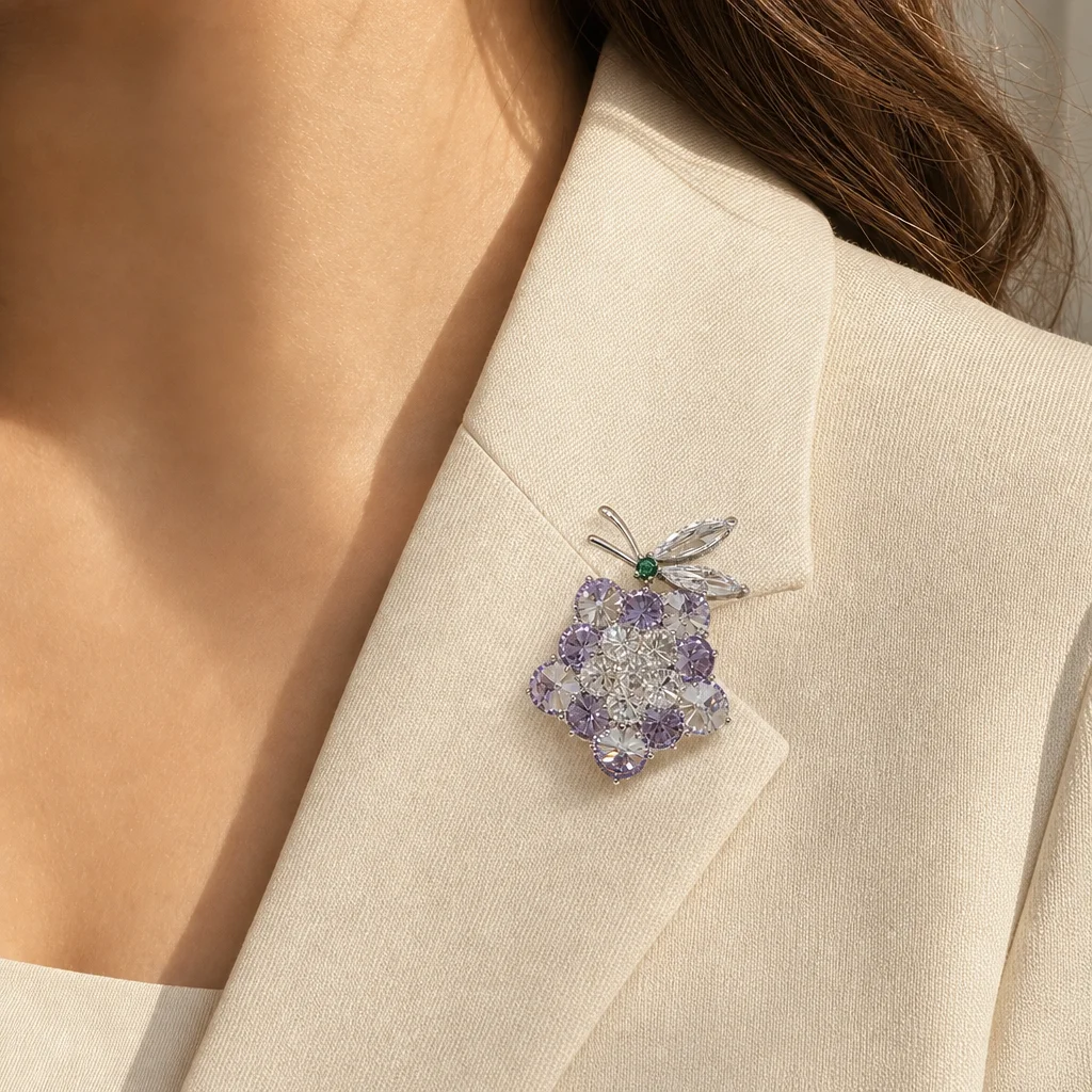 Broche Flor Lilás em modelo — imagem ilustrativa criada com IA