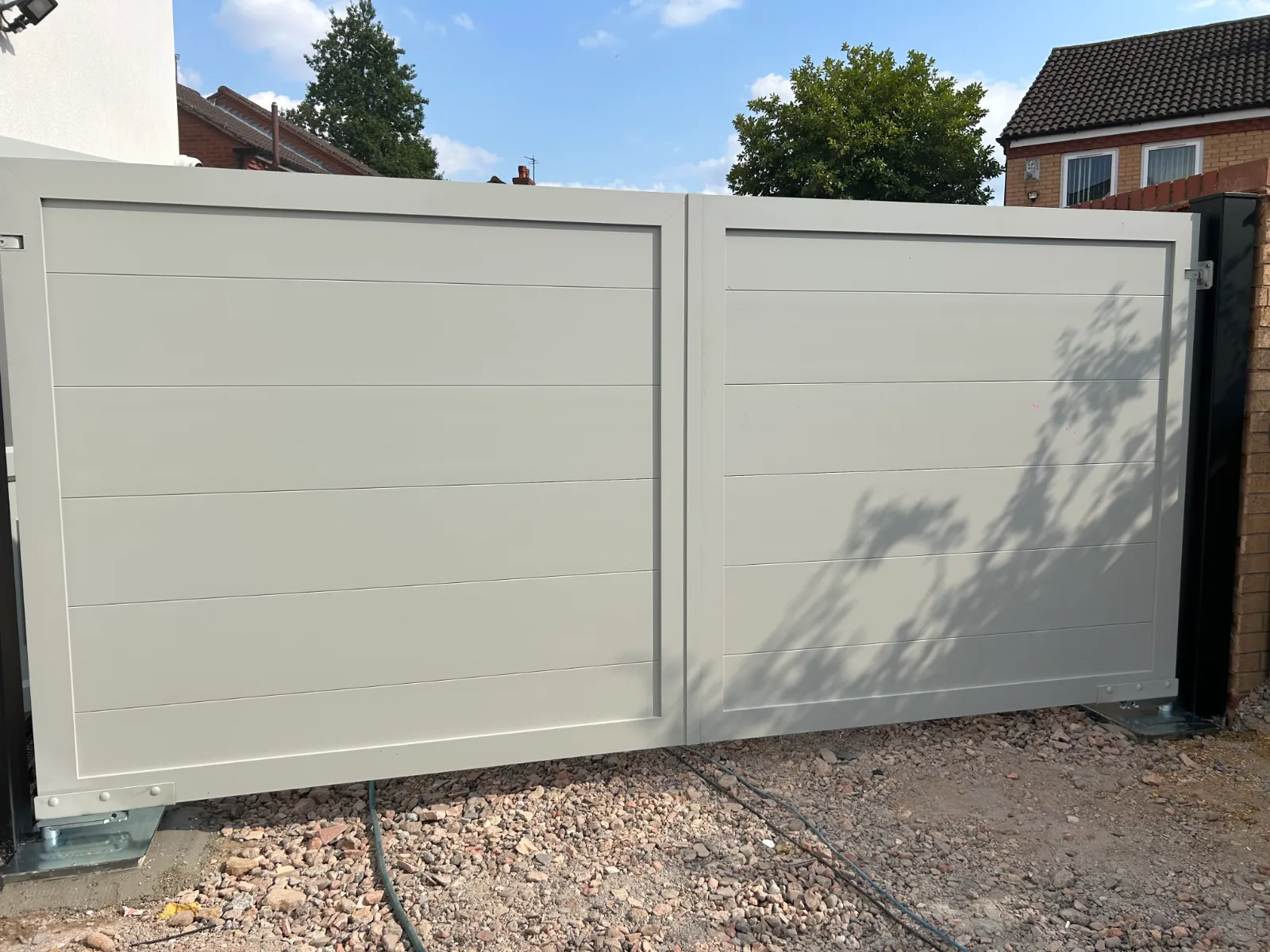 Solid panel gates / light grey finish