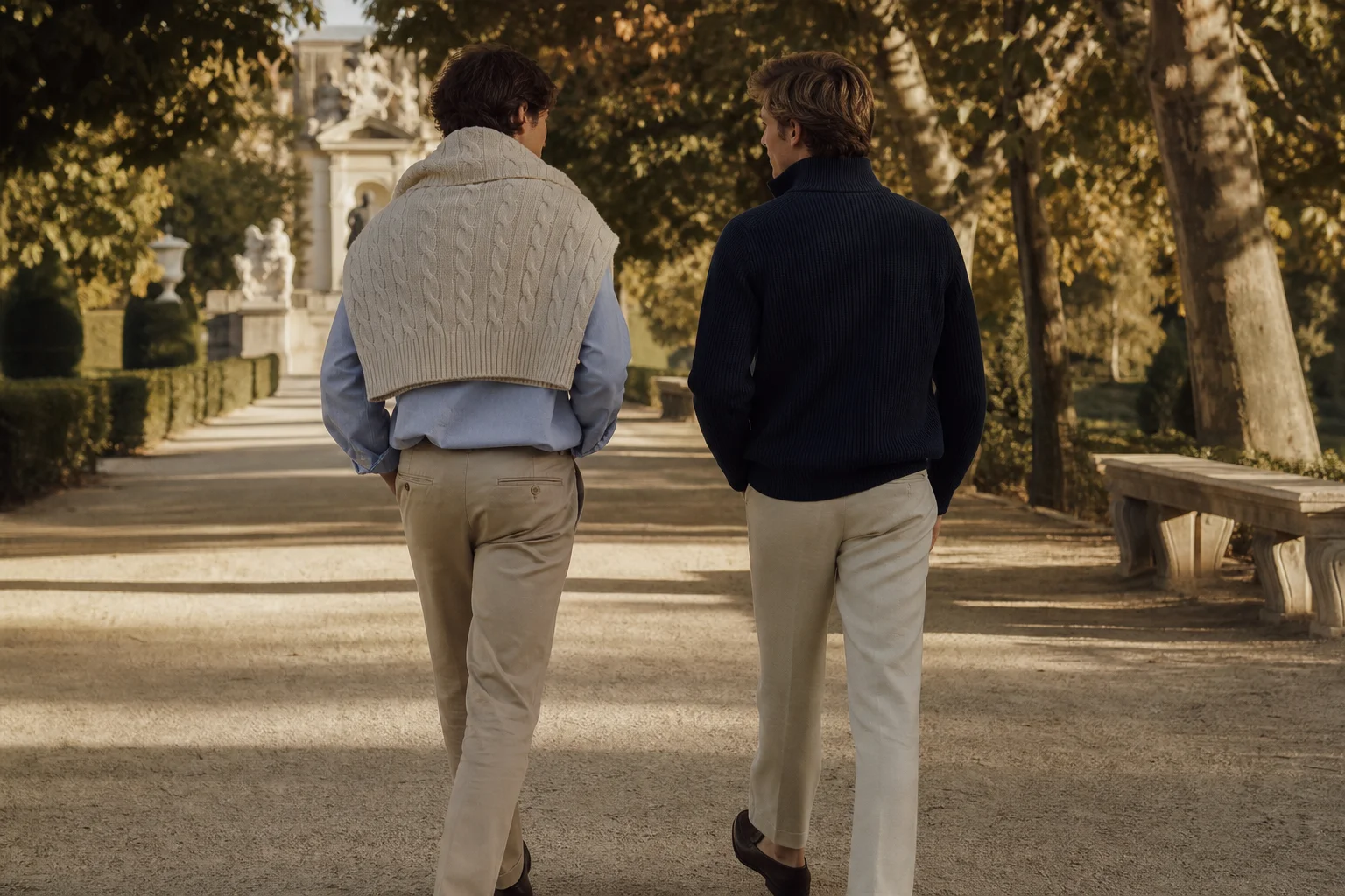 Dos amigos paseando por un parque de Madrid al atardecer