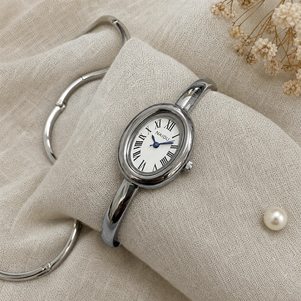 Vintage-inspireret sølv bangle ur ovenfra