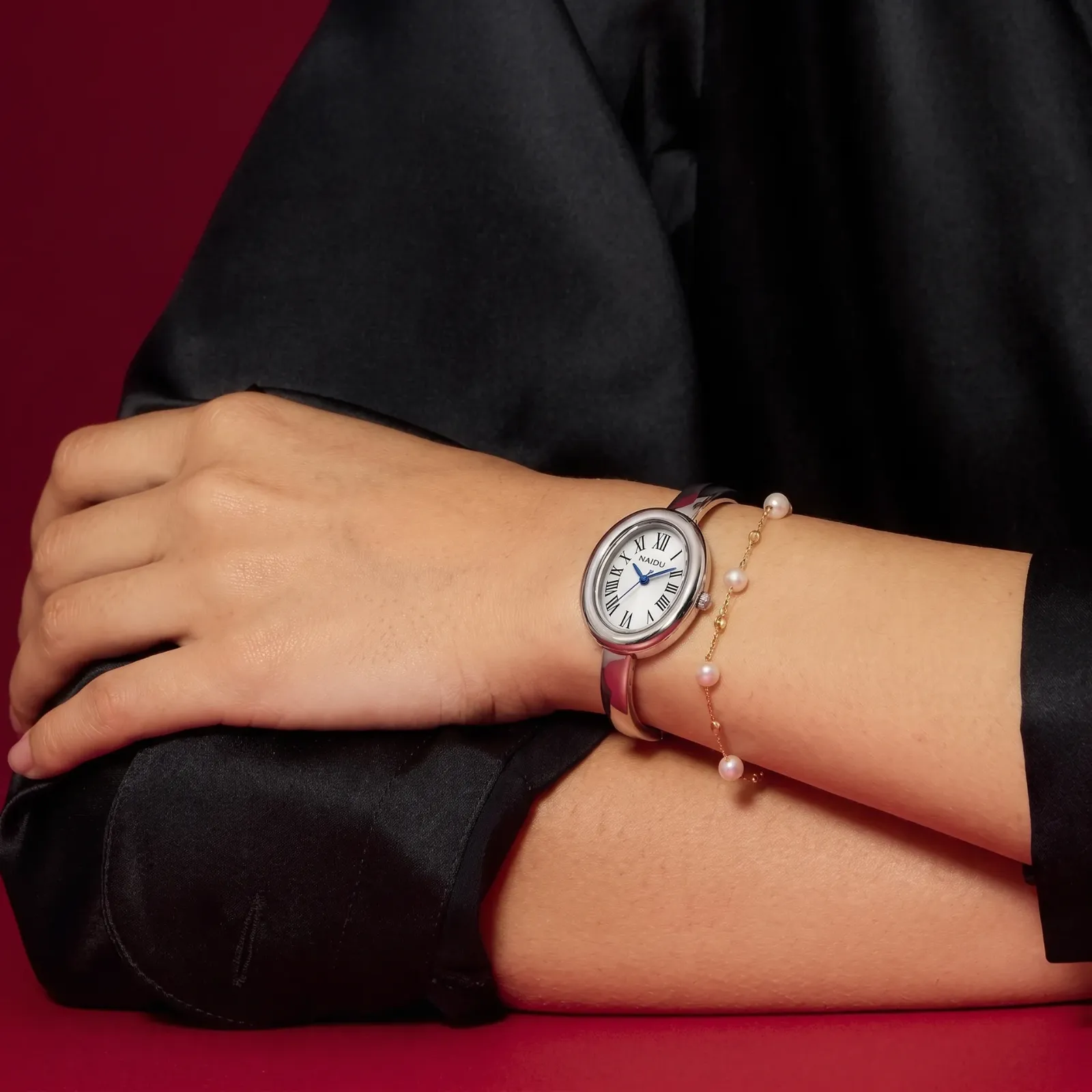 Vintage-inspireret sølv bangle ur på håndled